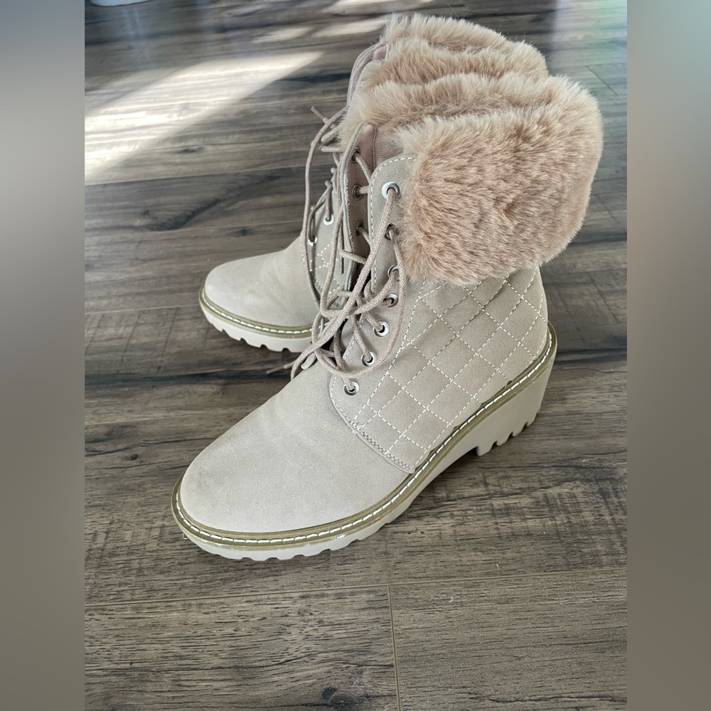 Nicole Miller Tan Faux Fur Lace-Up Winter Boots Size 8 Quilted Cozy Boots